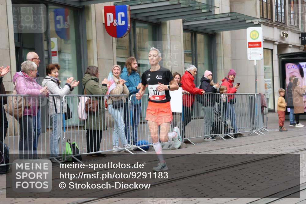 05.10.2025 - 20. swb-Marathon Bremen Strokosch-Dieckow http://msf.ph/oto/9291183 05.10.2025 12:38:37 Ziel 117, 158, 117, 158 meine-sportfotos.de
