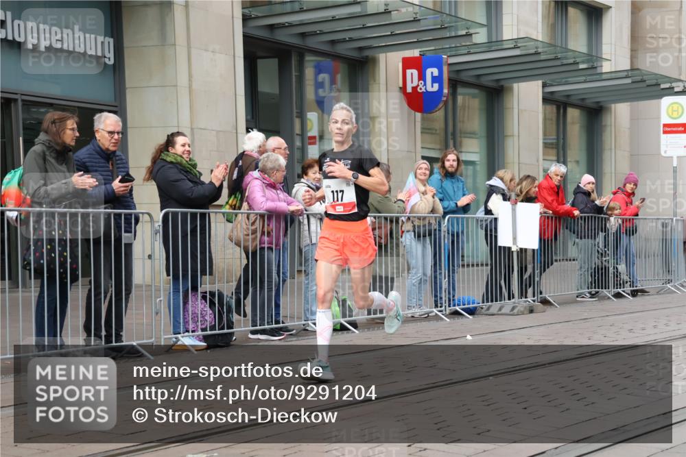 05.10.2025 - 20. swb-Marathon Bremen Strokosch-Dieckow http://msf.ph/oto/9291204 05.10.2025 12:38:37 Ziel 117, 158, 117, 158 meine-sportfotos.de