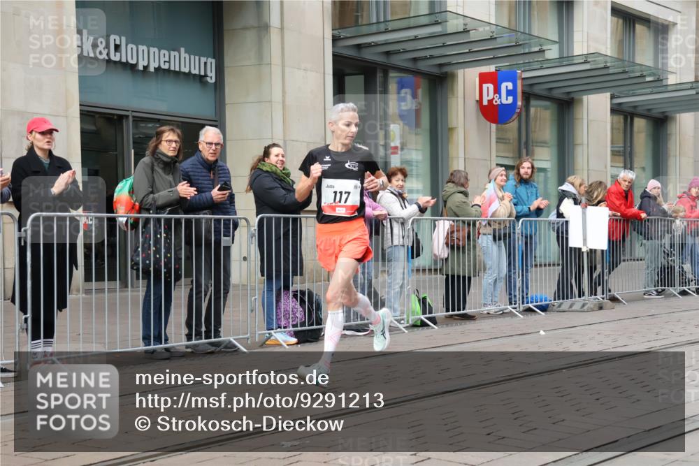 05.10.2025 - 20. swb-Marathon Bremen Strokosch-Dieckow http://msf.ph/oto/9291213 05.10.2025 12:38:37 Ziel 117, 158, 117, 158 meine-sportfotos.de