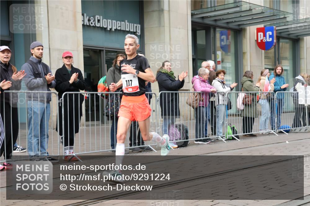 05.10.2025 - 20. swb-Marathon Bremen Strokosch-Dieckow http://msf.ph/oto/9291224 05.10.2025 12:38:38 Ziel 117, 158, 117, 158 meine-sportfotos.de