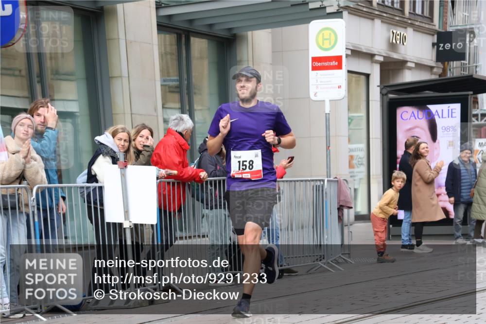 05.10.2025 - 20. swb-Marathon Bremen Strokosch-Dieckow http://msf.ph/oto/9291233 05.10.2025 12:38:40 Ziel 117, 158, 117, 158 meine-sportfotos.de