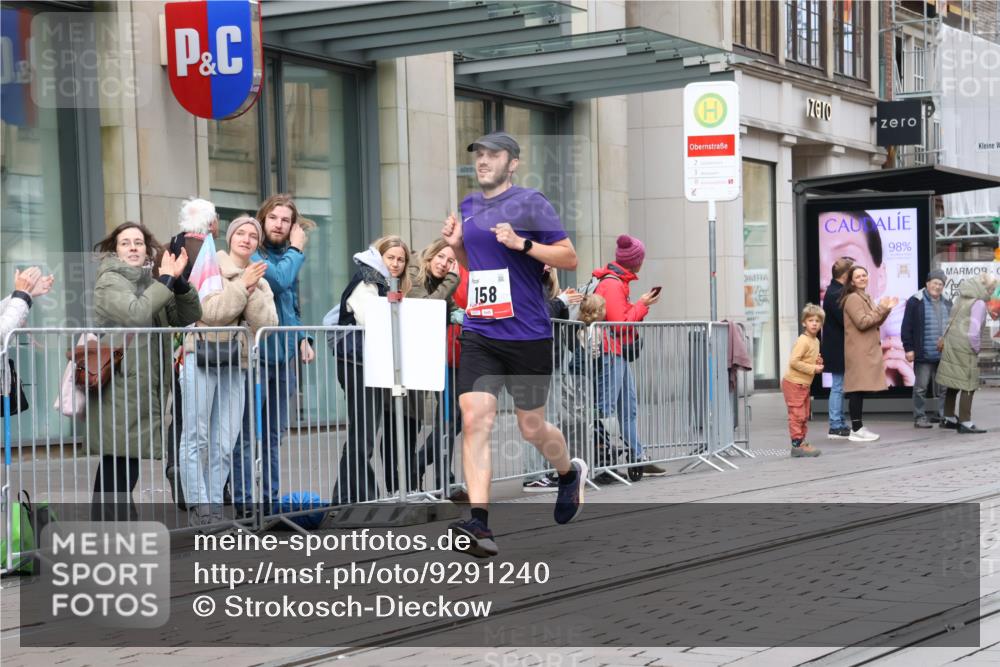 05.10.2025 - 20. swb-Marathon Bremen Strokosch-Dieckow http://msf.ph/oto/9291240 05.10.2025 12:38:41 Ziel 117, 158, 117, 158 meine-sportfotos.de