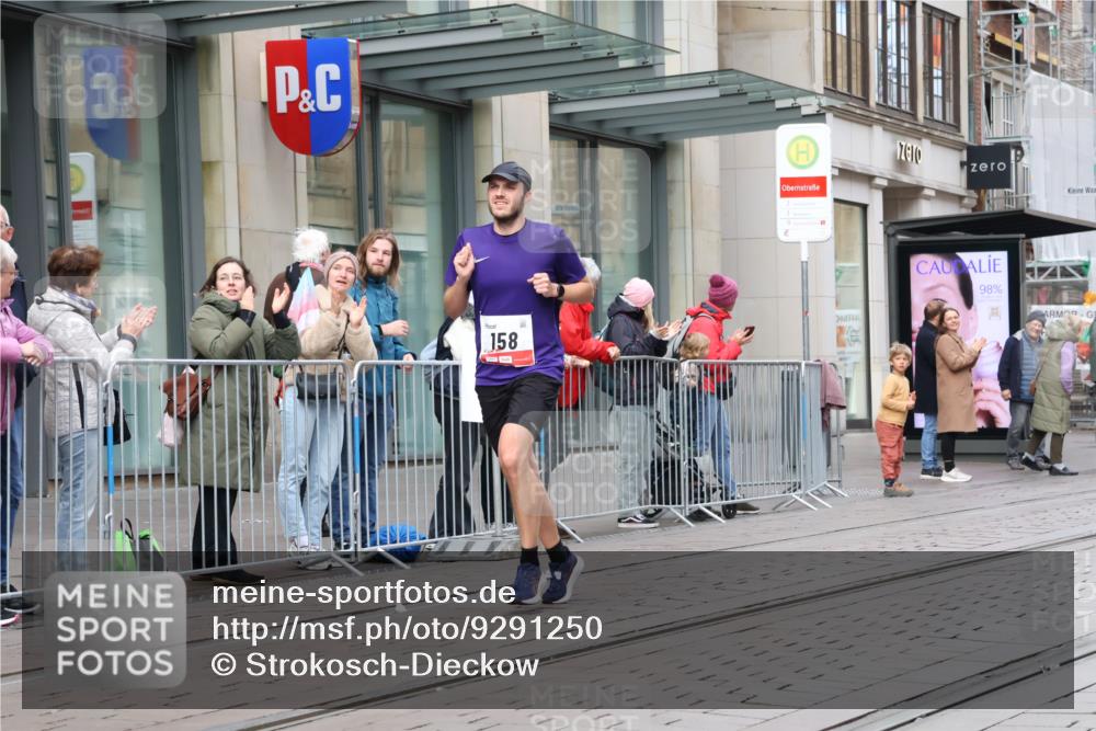 05.10.2025 - 20. swb-Marathon Bremen Strokosch-Dieckow http://msf.ph/oto/9291250 05.10.2025 12:38:41 Ziel 117, 158, 117, 158 meine-sportfotos.de