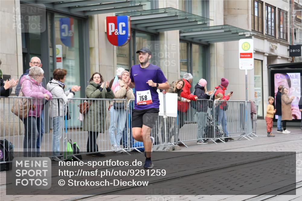 05.10.2025 - 20. swb-Marathon Bremen Strokosch-Dieckow http://msf.ph/oto/9291259 05.10.2025 12:38:41 Ziel 117, 158, 117, 158 meine-sportfotos.de
