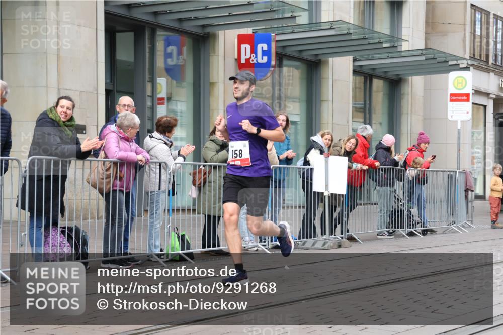 05.10.2025 - 20. swb-Marathon Bremen Strokosch-Dieckow http://msf.ph/oto/9291268 05.10.2025 12:38:41 Ziel 117, 158, 117, 158 meine-sportfotos.de