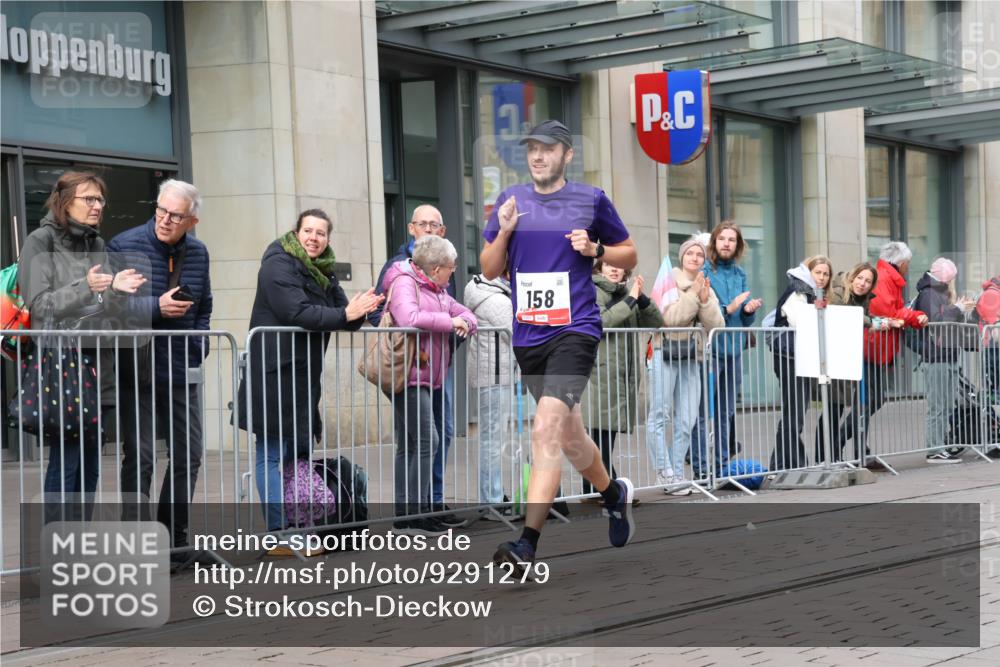 05.10.2025 - 20. swb-Marathon Bremen Strokosch-Dieckow http://msf.ph/oto/9291279 05.10.2025 12:38:42 Ziel 117, 158, 117, 158 meine-sportfotos.de
