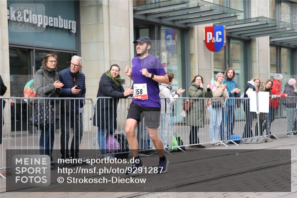 05.10.2025 - 20. swb-Marathon Bremen Strokosch-Dieckow http://msf.ph/oto/9291287 05.10.2025 12:38:42 Ziel 117, 158, 117, 158 meine-sportfotos.de