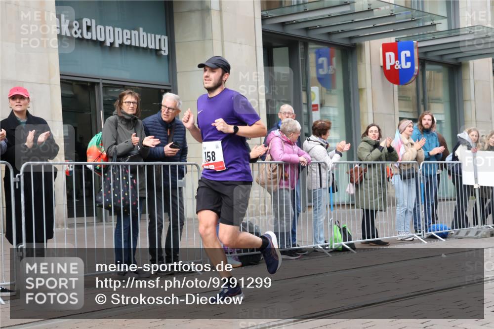 05.10.2025 - 20. swb-Marathon Bremen Strokosch-Dieckow http://msf.ph/oto/9291299 05.10.2025 12:38:42 Ziel 117, 158, 117, 158 meine-sportfotos.de