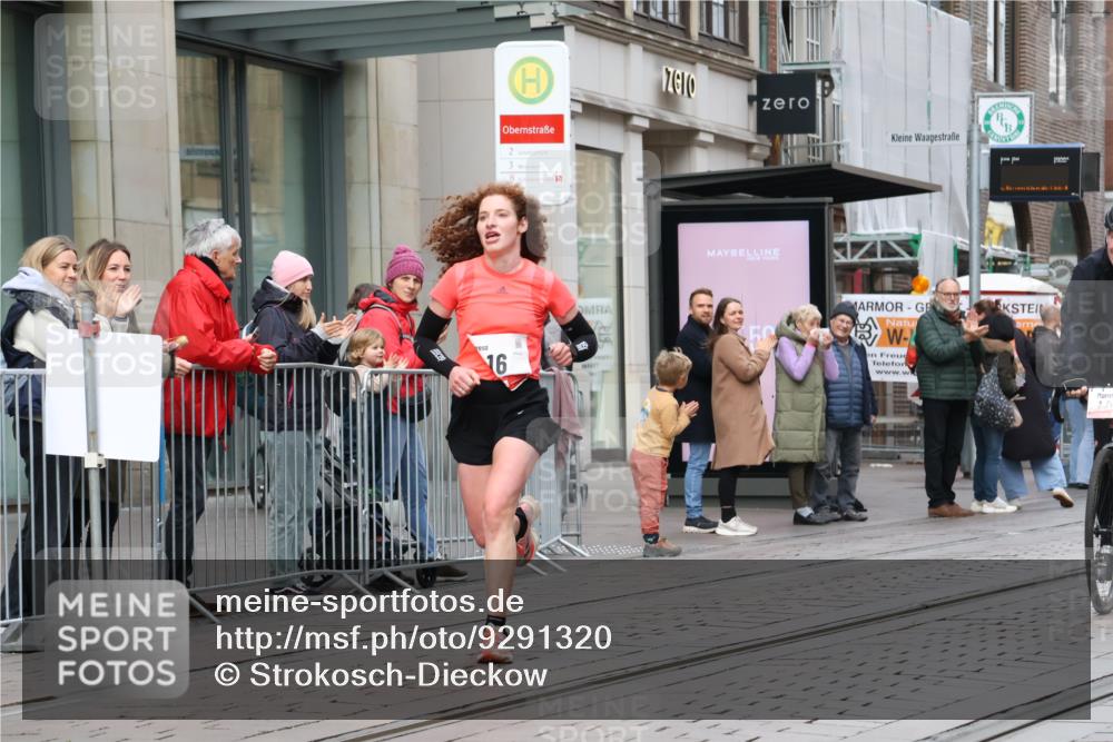 05.10.2025 - 20. swb-Marathon Bremen Strokosch-Dieckow http://msf.ph/oto/9291320 05.10.2025 12:39:02 Ziel 16, 16 meine-sportfotos.de