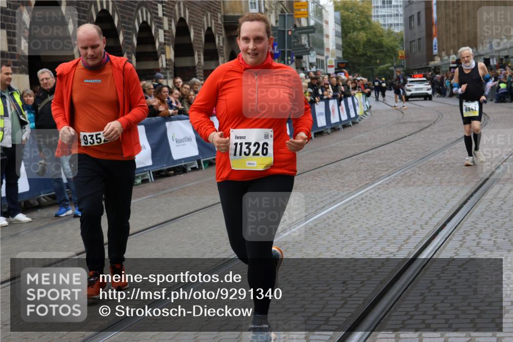 05.10.2025 - 20. swb-Marathon Bremen Strokosch-Dieckow http://msf.ph/oto/9291340 05.10.2025 11:26:22 Ziel 9352, 11326 meine-sportfotos.de