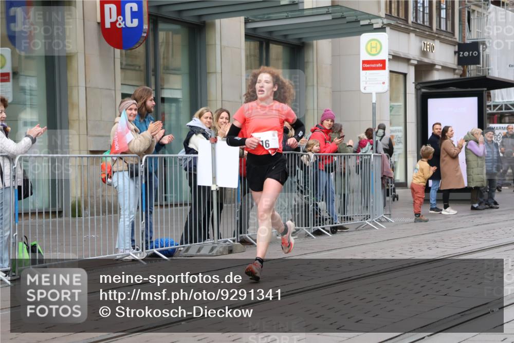 05.10.2025 - 20. swb-Marathon Bremen Strokosch-Dieckow http://msf.ph/oto/9291341 05.10.2025 12:39:03 Ziel 16, 16 meine-sportfotos.de