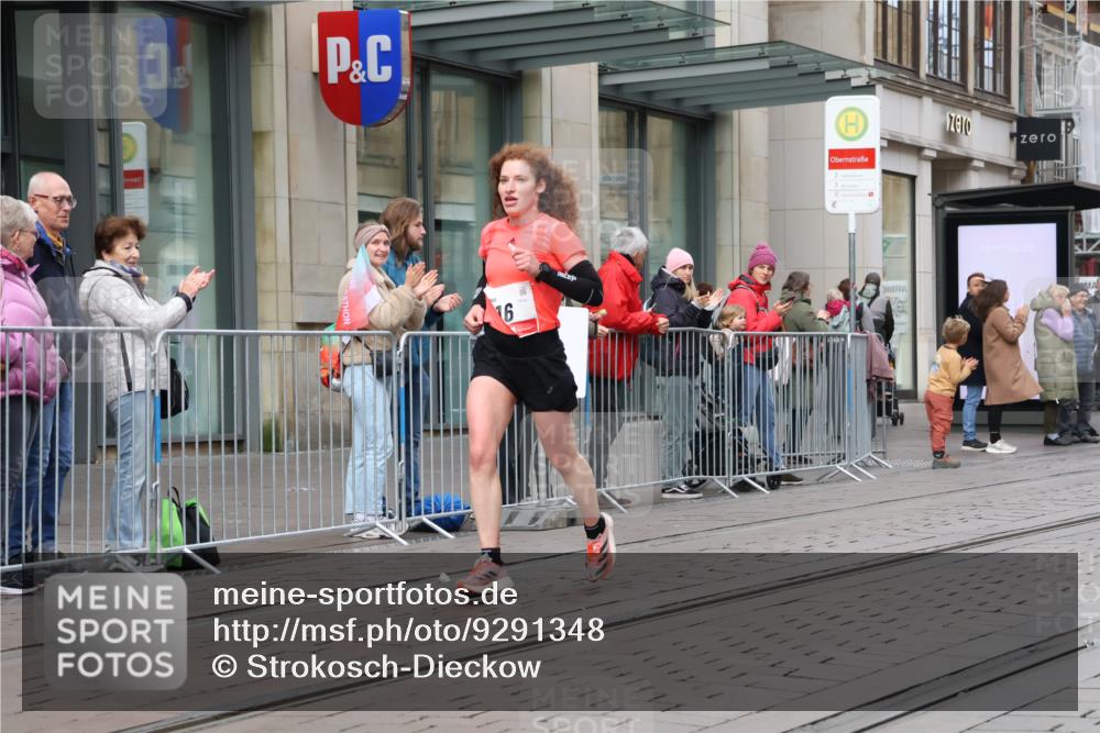 05.10.2025 - 20. swb-Marathon Bremen Strokosch-Dieckow http://msf.ph/oto/9291348 05.10.2025 12:39:03 Ziel 16, 16 meine-sportfotos.de