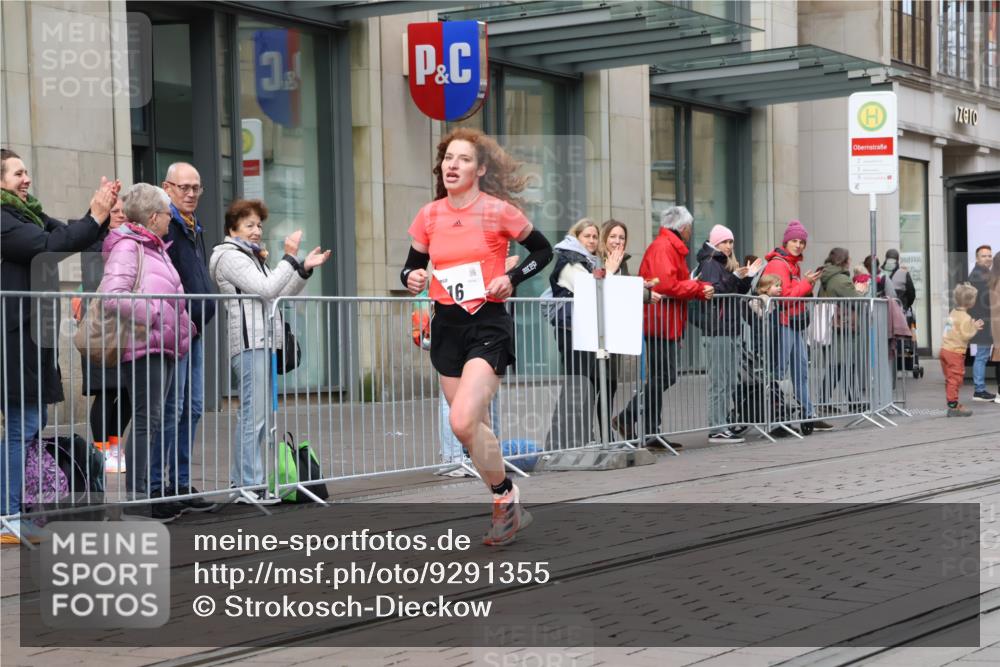 05.10.2025 - 20. swb-Marathon Bremen Strokosch-Dieckow http://msf.ph/oto/9291355 05.10.2025 12:39:03 Ziel 16, 16 meine-sportfotos.de