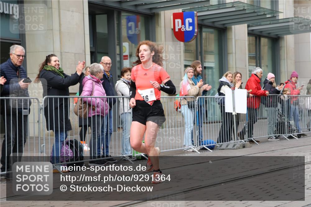 05.10.2025 - 20. swb-Marathon Bremen Strokosch-Dieckow http://msf.ph/oto/9291364 05.10.2025 12:39:04 Ziel 16, 16 meine-sportfotos.de