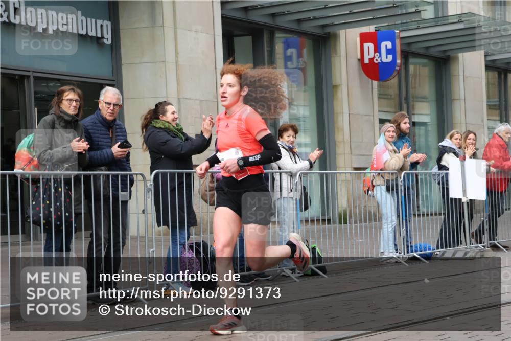 05.10.2025 - 20. swb-Marathon Bremen Strokosch-Dieckow http://msf.ph/oto/9291373 05.10.2025 12:39:04 Ziel 16, 16 meine-sportfotos.de