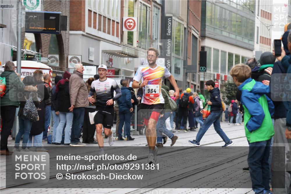 05.10.2025 - 20. swb-Marathon Bremen Strokosch-Dieckow http://msf.ph/oto/9291381 05.10.2025 12:39:36 Ziel 964, 1528, 964, 1528 meine-sportfotos.de