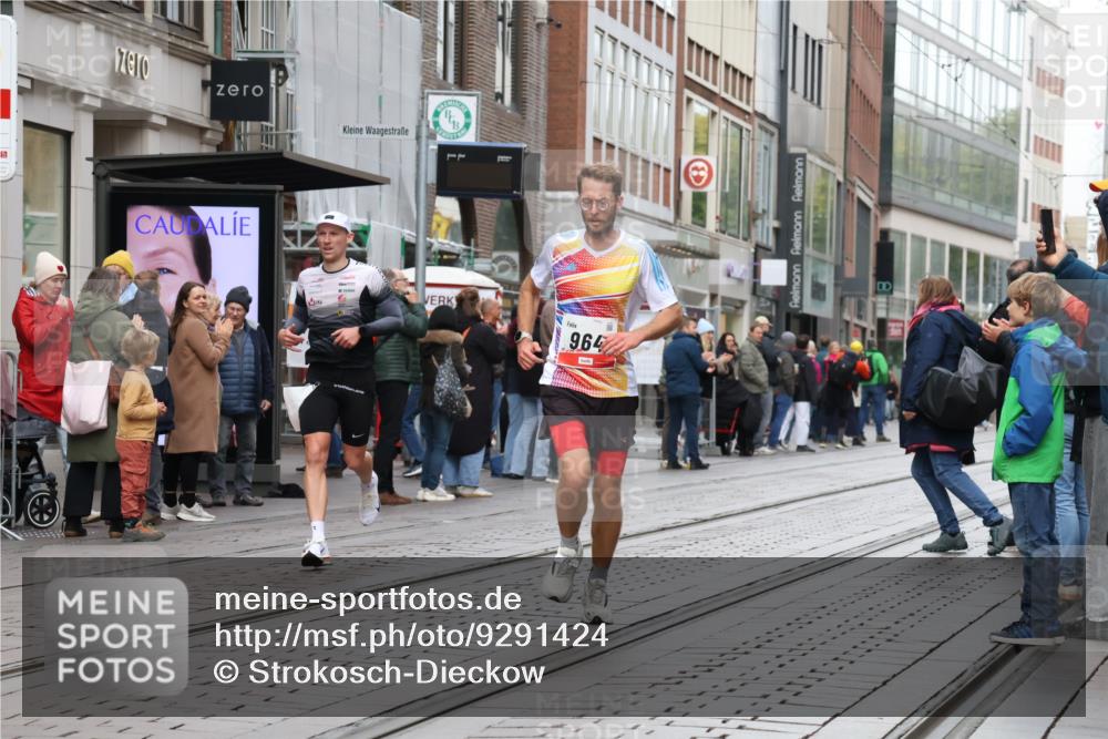 05.10.2025 - 20. swb-Marathon Bremen Strokosch-Dieckow http://msf.ph/oto/9291424 05.10.2025 12:39:38 Ziel 964, 1528, 2138, 964, 1528, 2138 meine-sportfotos.de