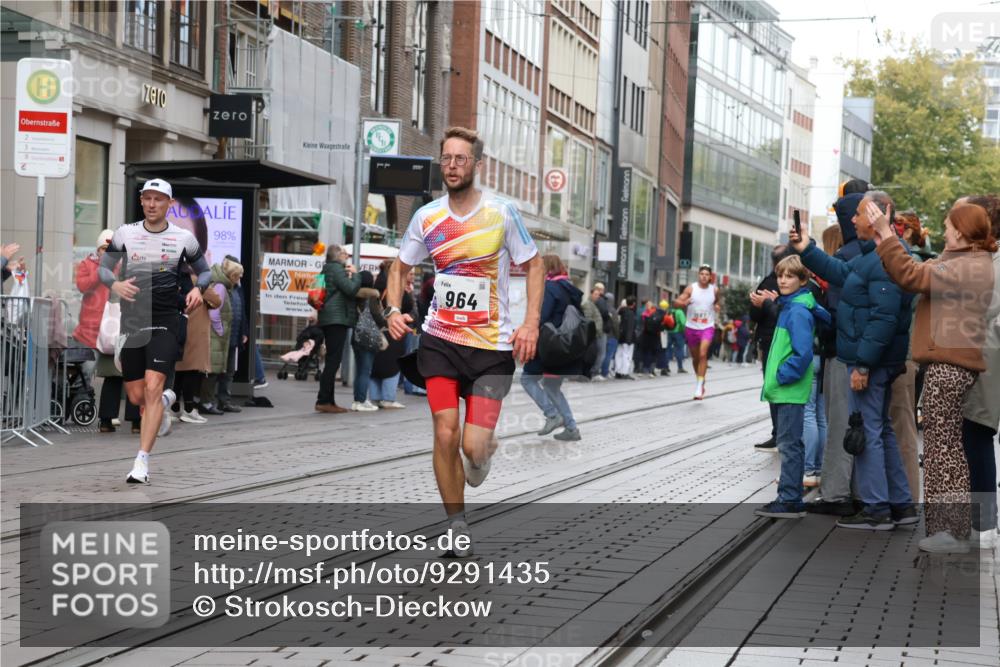 05.10.2025 - 20. swb-Marathon Bremen Strokosch-Dieckow http://msf.ph/oto/9291435 05.10.2025 12:39:39 Ziel 964, 1528, 2138, 964, 1528, 2138 meine-sportfotos.de
