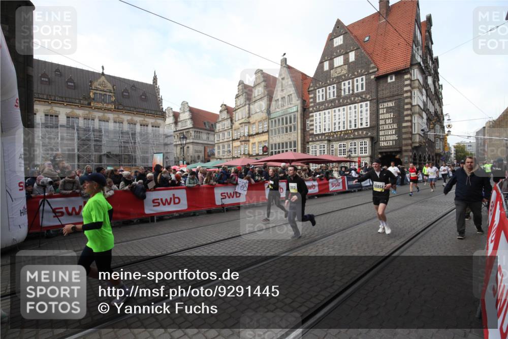 05.10.2025 - 20. swb-Marathon Bremen Yannick Fuchs http://msf.ph/oto/9291445 05.10.2025 10:53:19 Ziel 9834, 9956, 10460, 10806, 10958, 10993, 11377, 11510, 11512 meine-sportfotos.de