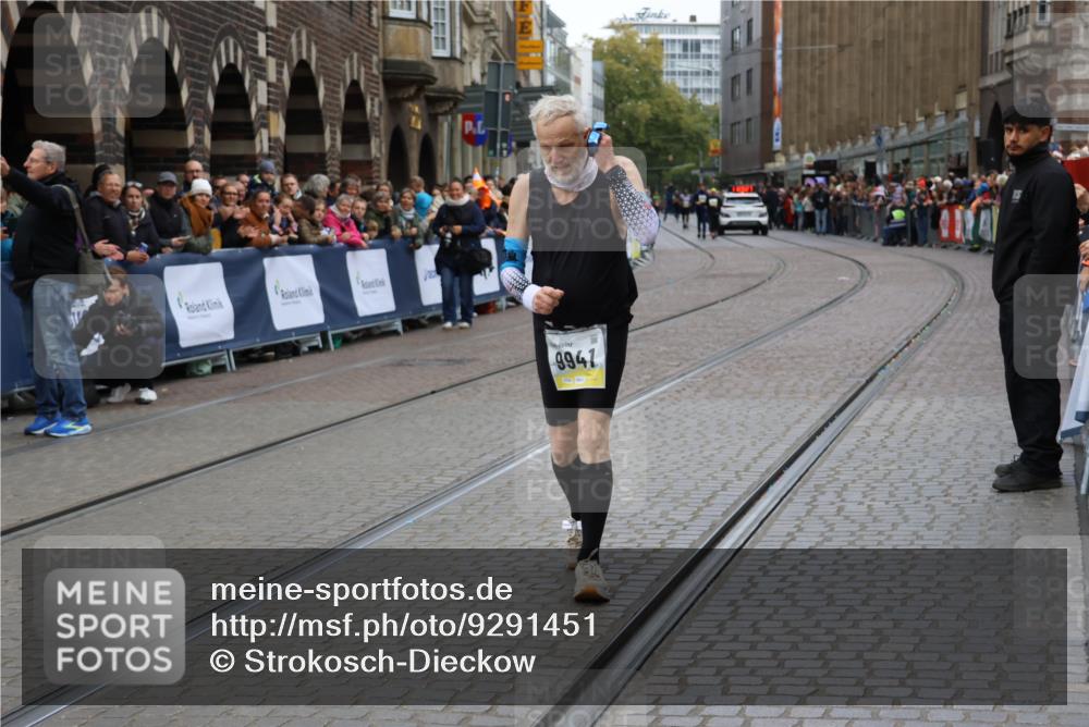 05.10.2025 - 20. swb-Marathon Bremen Strokosch-Dieckow http://msf.ph/oto/9291451 05.10.2025 11:26:27 Ziel 9941 meine-sportfotos.de