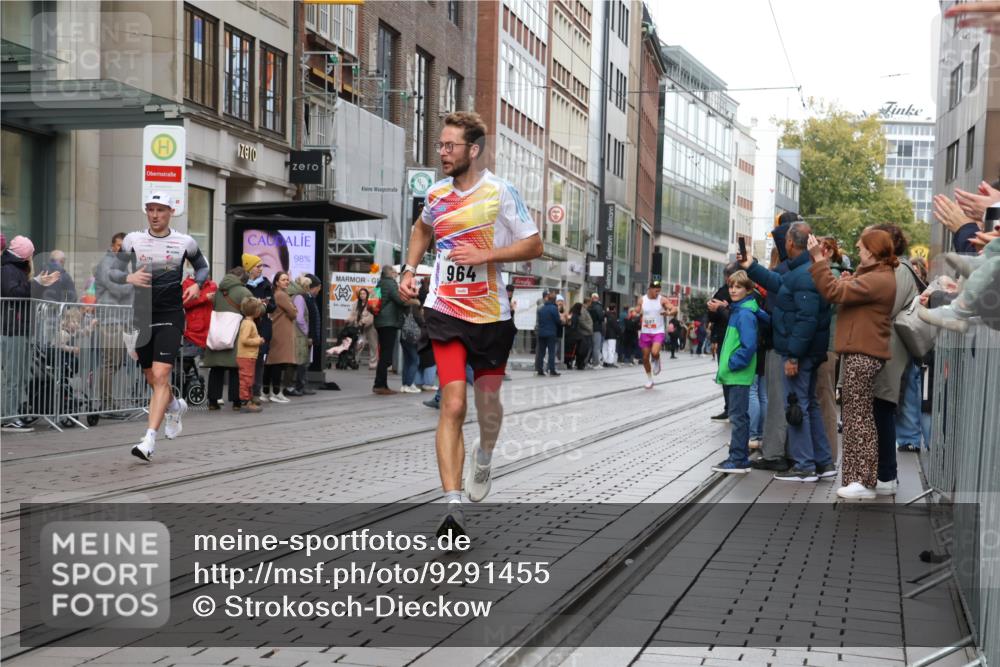 05.10.2025 - 20. swb-Marathon Bremen Strokosch-Dieckow http://msf.ph/oto/9291455 05.10.2025 12:39:40 Ziel 964, 1528, 1714, 2138, 964, 1528, 1714, 2138 meine-sportfotos.de