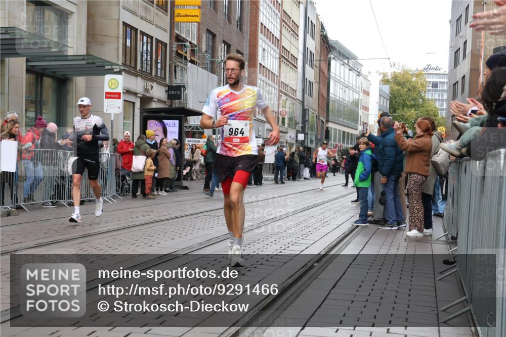05.10.2025 - 20. swb-Marathon Bremen Strokosch-Dieckow http://msf.ph/oto/9291466 05.10.2025 12:39:40 Ziel 964, 1528, 1714, 2138, 964, 1528, 1714, 2138 meine-sportfotos.de
