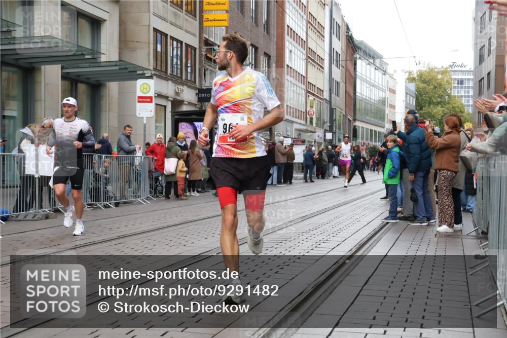 05.10.2025 - 20. swb-Marathon Bremen Strokosch-Dieckow http://msf.ph/oto/9291482 05.10.2025 12:39:41 Ziel 964, 1528, 1714, 2138, 964, 1528, 1714, 2138 meine-sportfotos.de