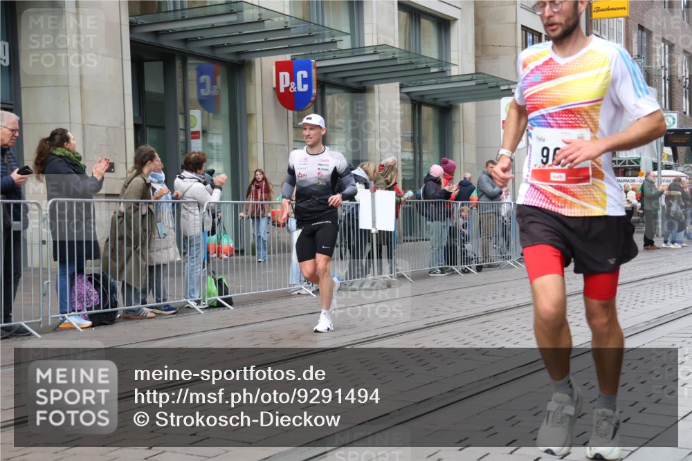 05.10.2025 - 20. swb-Marathon Bremen Strokosch-Dieckow http://msf.ph/oto/9291494 05.10.2025 12:39:41 Ziel 964, 1528, 1714, 2138, 964, 1528, 1714, 2138 meine-sportfotos.de