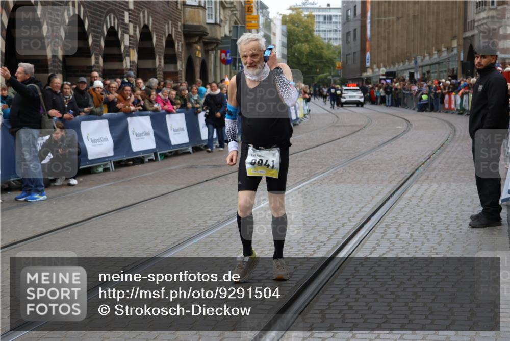 05.10.2025 - 20. swb-Marathon Bremen Strokosch-Dieckow http://msf.ph/oto/9291504 05.10.2025 11:26:27 Ziel 9941 meine-sportfotos.de
