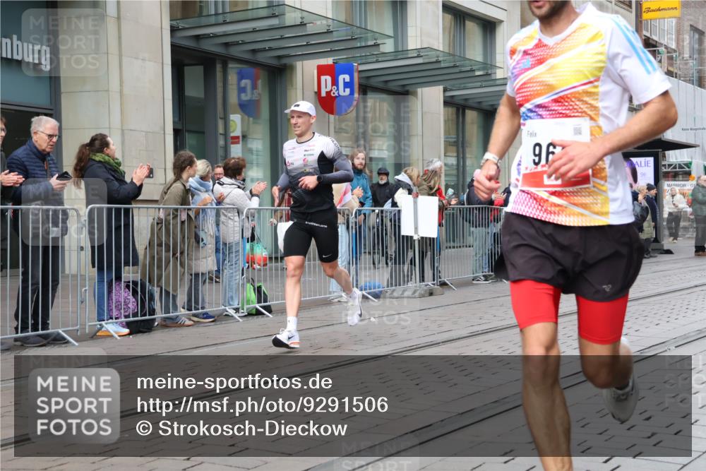 05.10.2025 - 20. swb-Marathon Bremen Strokosch-Dieckow http://msf.ph/oto/9291506 05.10.2025 12:39:41 Ziel 964, 1528, 1714, 2138, 964, 1528, 1714, 2138 meine-sportfotos.de