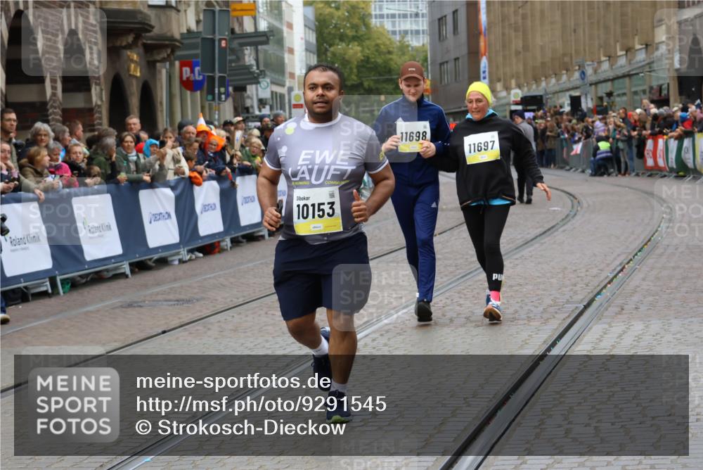 05.10.2025 - 20. swb-Marathon Bremen Strokosch-Dieckow http://msf.ph/oto/9291545 05.10.2025 11:26:52 Ziel 10153, 11697, 11698 meine-sportfotos.de