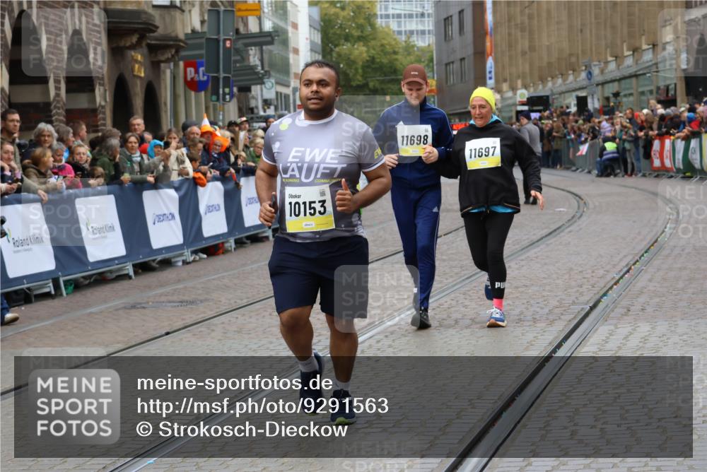 05.10.2025 - 20. swb-Marathon Bremen Strokosch-Dieckow http://msf.ph/oto/9291563 05.10.2025 11:26:52 Ziel 10153, 11697, 11698 meine-sportfotos.de