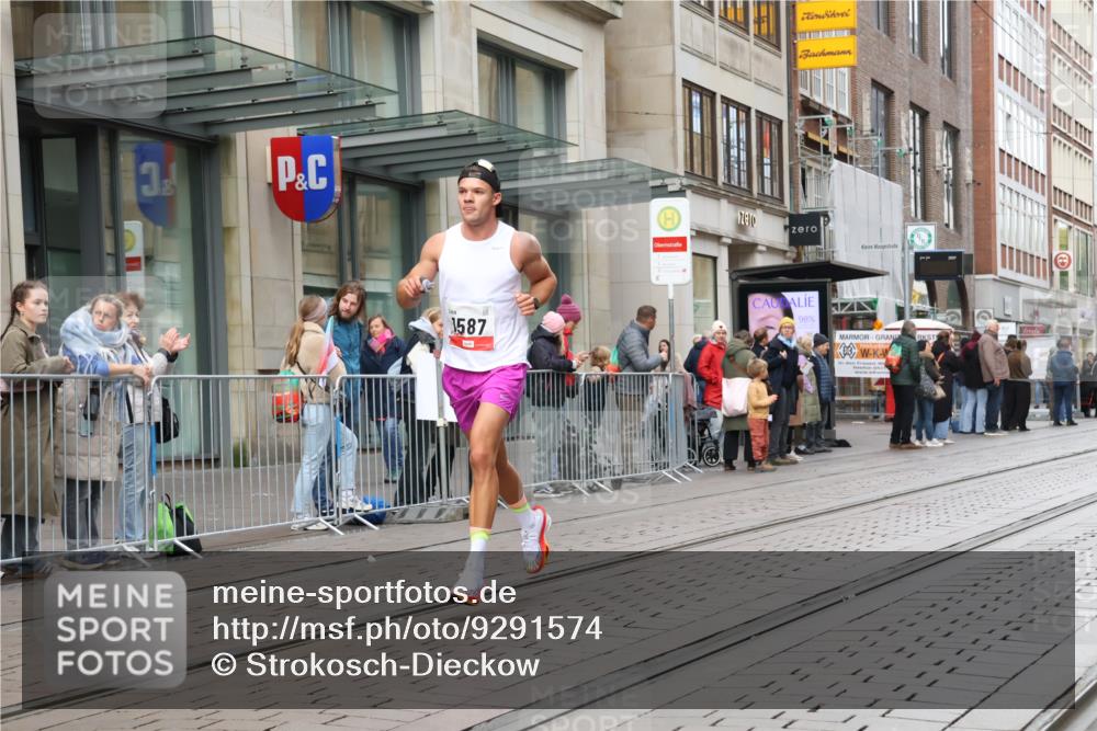 05.10.2025 - 20. swb-Marathon Bremen Strokosch-Dieckow http://msf.ph/oto/9291574 05.10.2025 12:39:46 Ziel 964, 1528, 1714, 2138, 964, 1528, 1714, 2138 meine-sportfotos.de