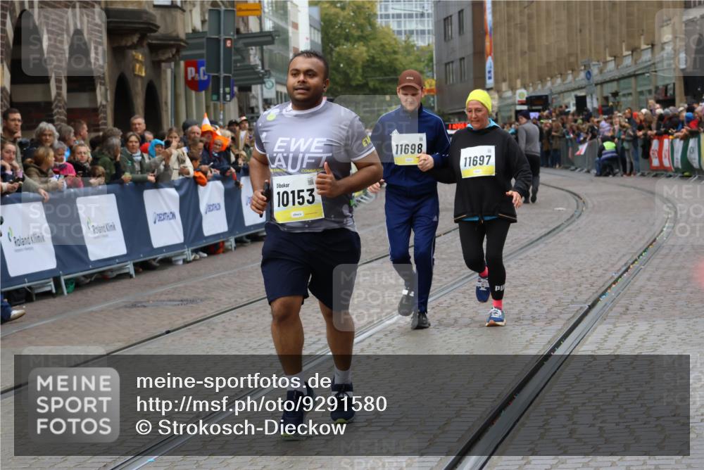 05.10.2025 - 20. swb-Marathon Bremen Strokosch-Dieckow http://msf.ph/oto/9291580 05.10.2025 11:26:52 Ziel 10153, 11697, 11698 meine-sportfotos.de