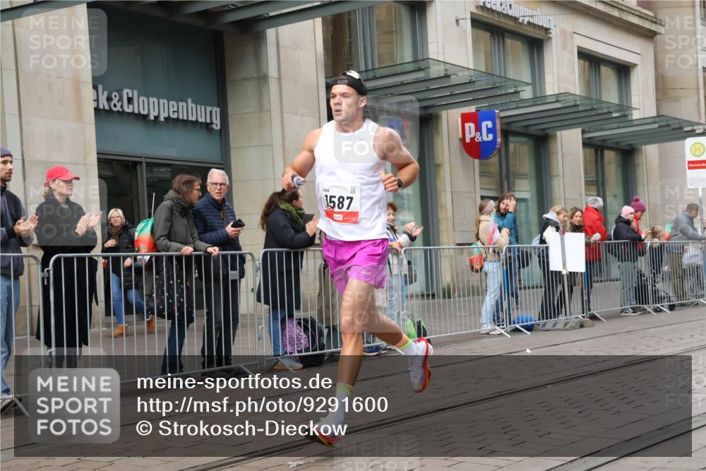05.10.2025 - 20. swb-Marathon Bremen Strokosch-Dieckow http://msf.ph/oto/9291600 05.10.2025 12:39:47 Ziel 964, 1528, 1714, 2138, 964, 1528, 1714, 2138 meine-sportfotos.de