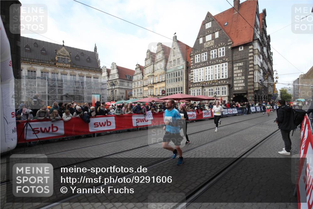 05.10.2025 - 20. swb-Marathon Bremen Yannick Fuchs http://msf.ph/oto/9291606 05.10.2025 10:53:44 Ziel 10020, 10642, 10925, 11046 meine-sportfotos.de