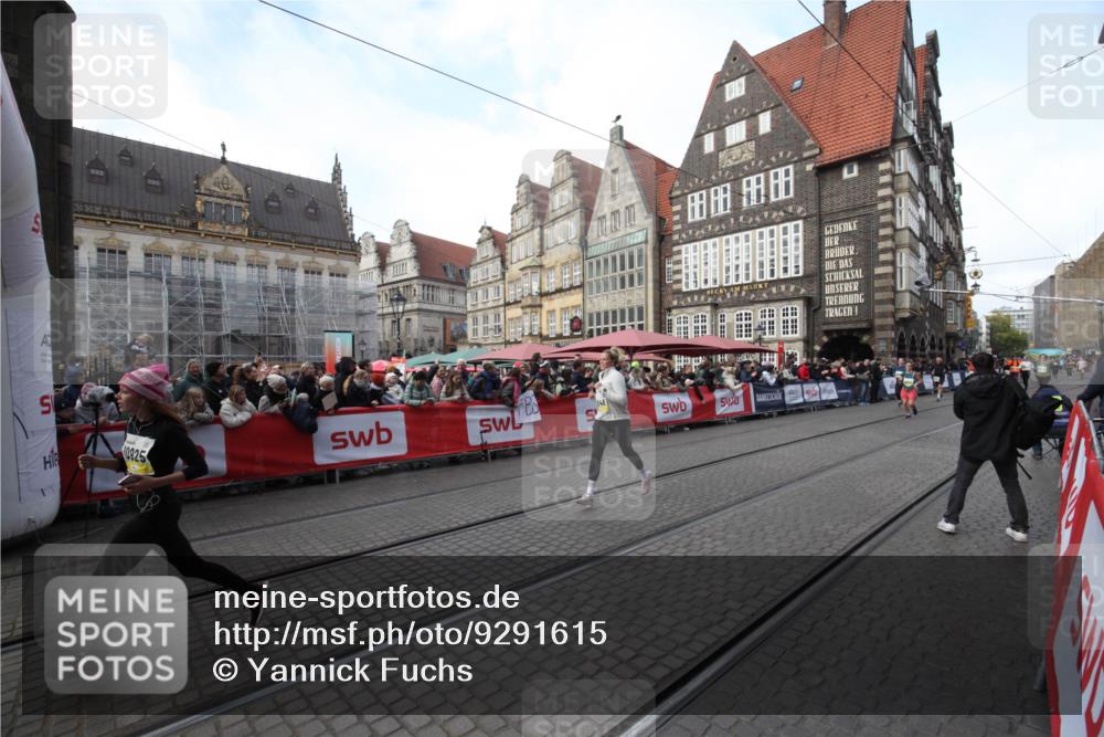 05.10.2025 - 20. swb-Marathon Bremen Yannick Fuchs http://msf.ph/oto/9291615 05.10.2025 10:53:45 Ziel 9934, 10020, 10906, 10925, 11046 meine-sportfotos.de