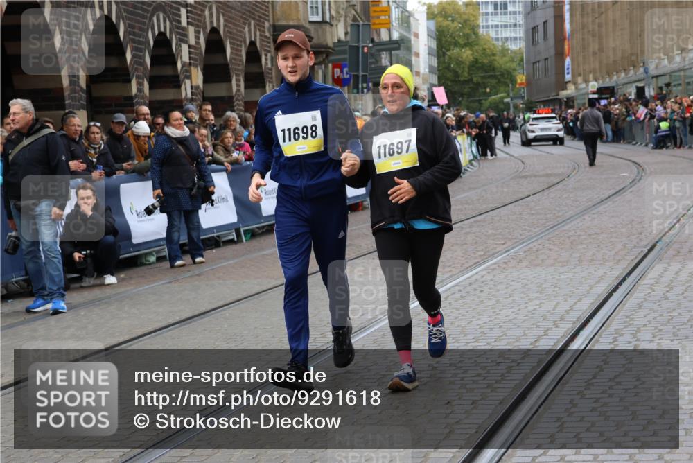 05.10.2025 - 20. swb-Marathon Bremen Strokosch-Dieckow http://msf.ph/oto/9291618 05.10.2025 11:26:55 Ziel 10153, 11697, 11698 meine-sportfotos.de