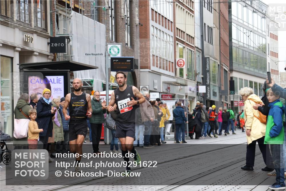 05.10.2025 - 20. swb-Marathon Bremen Strokosch-Dieckow http://msf.ph/oto/9291622 05.10.2025 12:39:56 Ziel 4, 1714, 2138, 4, 1714, 2138 meine-sportfotos.de