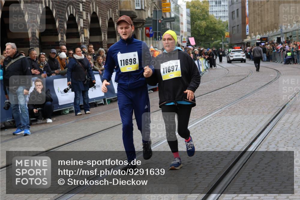 05.10.2025 - 20. swb-Marathon Bremen Strokosch-Dieckow http://msf.ph/oto/9291639 05.10.2025 11:26:55 Ziel 10153, 11697, 11698 meine-sportfotos.de