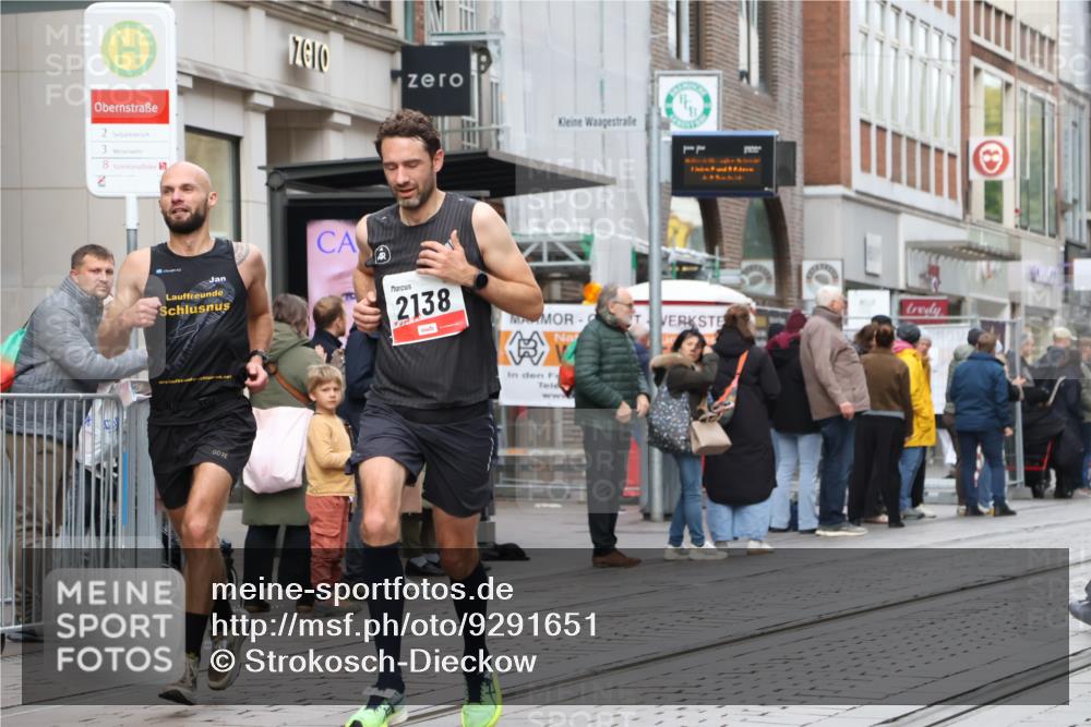 05.10.2025 - 20. swb-Marathon Bremen Strokosch-Dieckow http://msf.ph/oto/9291651 05.10.2025 12:39:57 Ziel 4, 1714, 2138, 4, 1714, 2138 meine-sportfotos.de