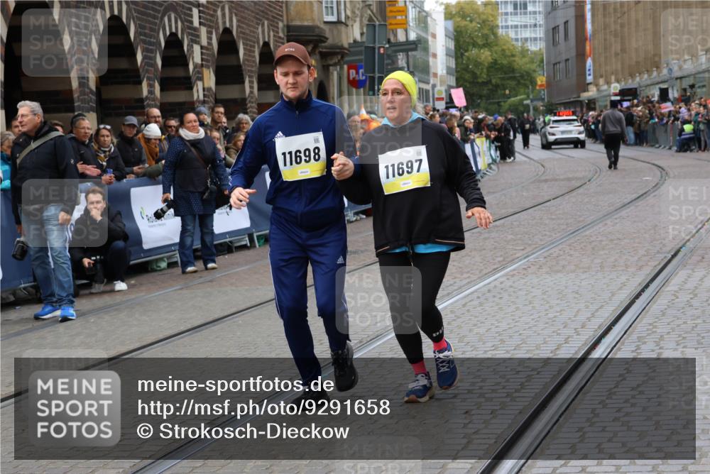 05.10.2025 - 20. swb-Marathon Bremen Strokosch-Dieckow http://msf.ph/oto/9291658 05.10.2025 11:26:55 Ziel 10153, 11697, 11698 meine-sportfotos.de
