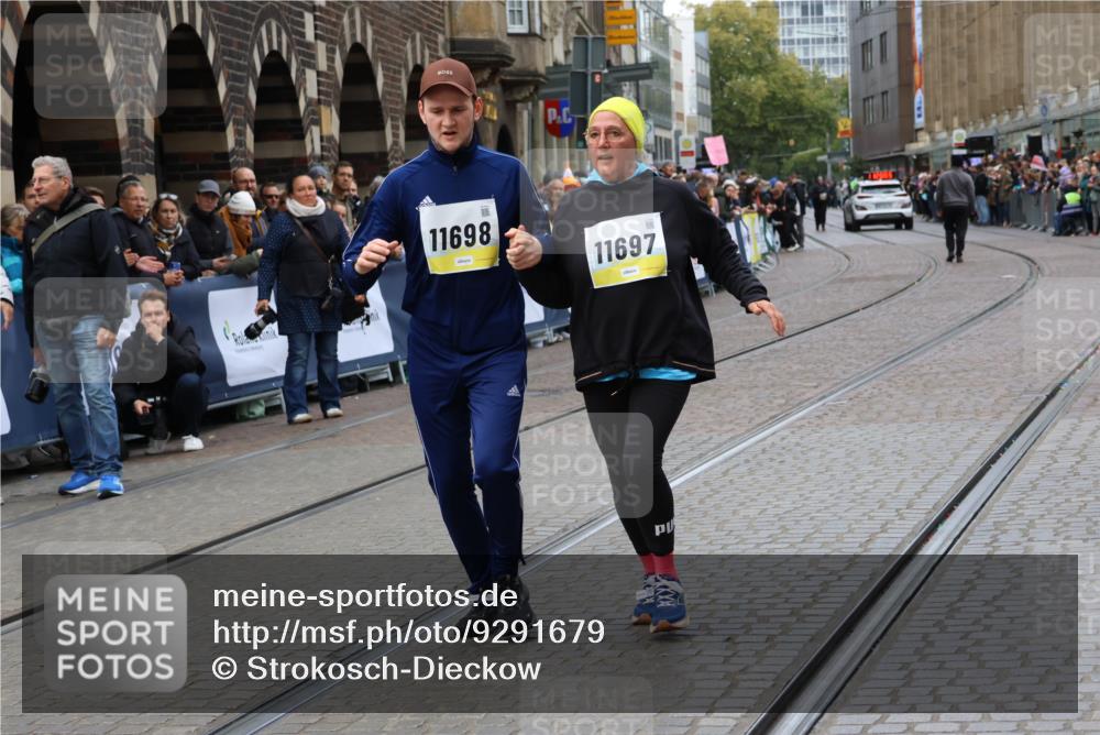 05.10.2025 - 20. swb-Marathon Bremen Strokosch-Dieckow http://msf.ph/oto/9291679 05.10.2025 11:26:55 Ziel 10153, 11697, 11698 meine-sportfotos.de