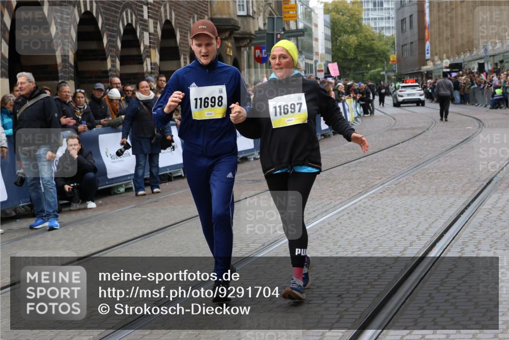 05.10.2025 - 20. swb-Marathon Bremen Strokosch-Dieckow http://msf.ph/oto/9291704 05.10.2025 11:26:55 Ziel 10153, 11697, 11698 meine-sportfotos.de
