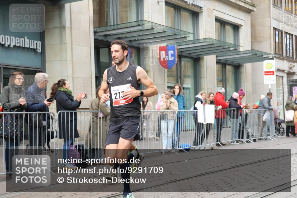 05.10.2025 - 20. swb-Marathon Bremen Strokosch-Dieckow http://msf.ph/oto/9291709 05.10.2025 12:39:59 Ziel 4, 1714, 2138, 4, 1714, 2138 meine-sportfotos.de