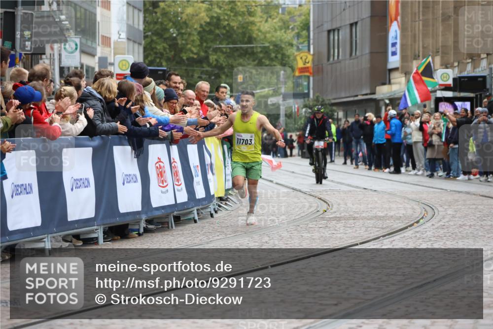 05.10.2025 - 20. swb-Marathon Bremen Strokosch-Dieckow http://msf.ph/oto/9291723 05.10.2025 12:04:33 Ziel 11703 meine-sportfotos.de