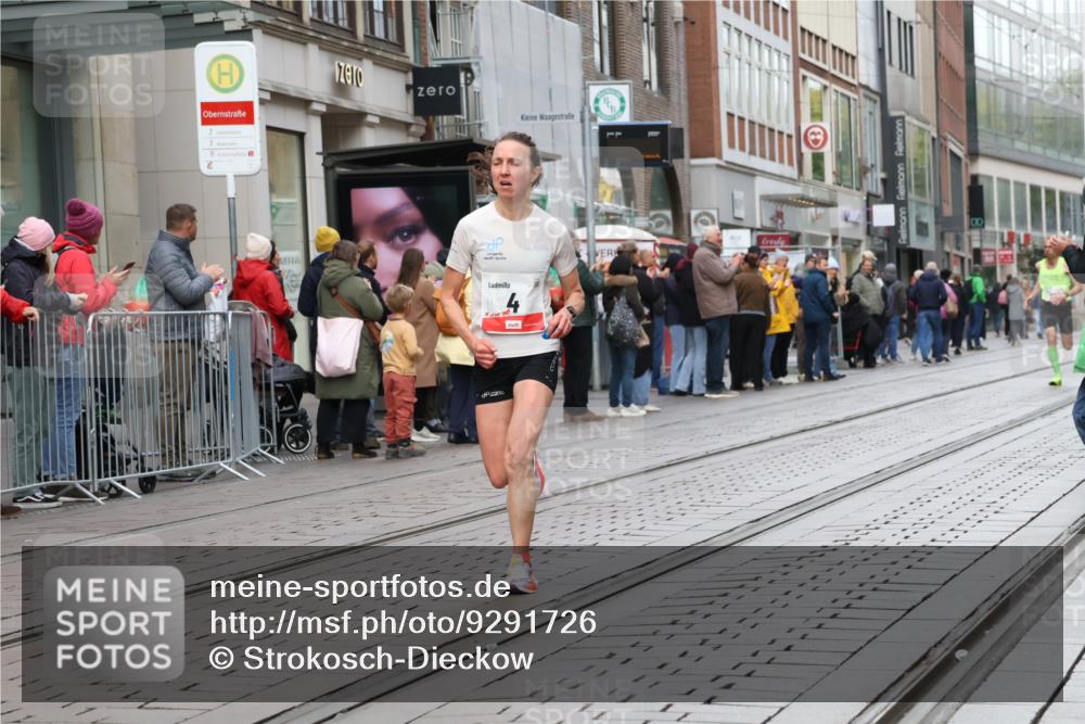 05.10.2025 - 20. swb-Marathon Bremen Strokosch-Dieckow http://msf.ph/oto/9291726 05.10.2025 12:40:13 Ziel 4, 351, 4, 351 meine-sportfotos.de