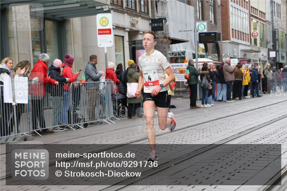 05.10.2025 - 20. swb-Marathon Bremen Strokosch-Dieckow http://msf.ph/oto/9291736 05.10.2025 12:40:13 Ziel 4, 351, 4, 351 meine-sportfotos.de