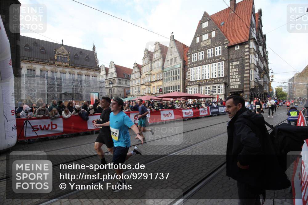 05.10.2025 - 20. swb-Marathon Bremen Yannick Fuchs http://msf.ph/oto/9291737 05.10.2025 10:54:05 Ziel 9313, 9520, 9807, 9835, 10075, 10163, 11152, 11303, 11339, 11432, 11593 meine-sportfotos.de