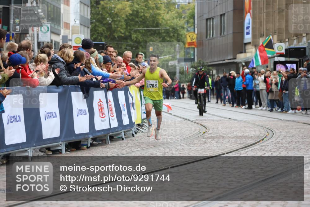 05.10.2025 - 20. swb-Marathon Bremen Strokosch-Dieckow http://msf.ph/oto/9291744 05.10.2025 12:04:33 Ziel 11703 meine-sportfotos.de